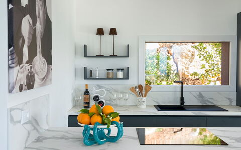 Villa Cinema - Castellammare Del Golfo, Sicilia: Eigentum, Cabinetry, Countertop, Interior Design, Tabelle, Orange, Fenster, Holz, Küche