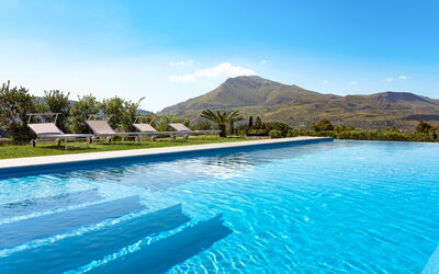 Villa Cinema - Castellammare Del Golfo, Sicilia: Wasser, Himmel, Pflanze, Wolke, Schwimmbad, Natur, Baum, Natürliche Landschaft, Berg, Landschaft