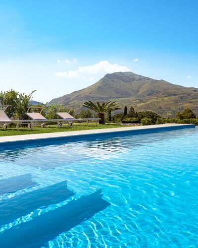 Villa Cinema - Castellammare Del Golfo, Sicilia: Wasser, Himmel, Pflanze, Wolke, Schwimmbad, Natur, Baum, Natürliche Landschaft, Berg, Landschaft