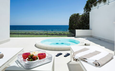 Mariposa - Fontane Bianche, Sicilia: Wasser, Himmel, Eigentum, Möbel, Gebäude, Azurblau, Tabelle, Schwimmbad, Gartenmöbel, Die Architektur