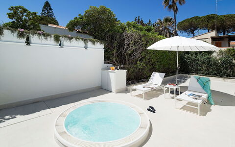 Mariposa - Fontane Bianche, Sicilia: Eigentum, Pflanze, Himmel, Wasser, Gebäude, Azurblau, Baum, Gartenmöbel, Strandresort, Schatten