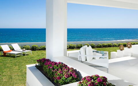 Mariposa - Fontane Bianche, Sicilia: Wasser, Pflanze, Himmel, Eigentum, Blume, Gebäude, Natur, Schatten, Interior Design, Gartenmöbel