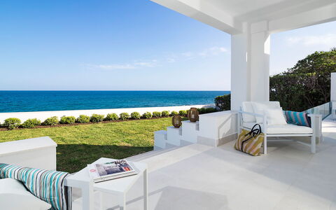 Mariposa - Fontane Bianche, Sicilia: Gebäude, Himmel, Eigentum, Möbel, Wasser, Pflanze, Azurblau, Schatten, Tabelle, Gartenmöbel