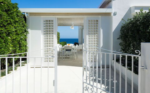 Mariposa - Fontane Bianche, Sicilia: Pflanze, Gebäude, Himmel, Tür, Schatten, Zaun, Rechteck, Haus, Verbundwerkstoff, Grundeigentum