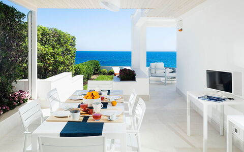 Mariposa - Fontane Bianche, Sicilia: Tabelle, Möbel, Eigentum, Gebäude, Azurblau, Pflanze, Himmel, Stuhl, Interior Design, Wohnzimmer