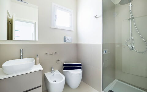 Mariposa - Fontane Bianche, Sicilia: Armatur, Eigentum, Badezimmer, Fenster, Spiegel, Duschkopf, Lila, Sinken, Interior Design