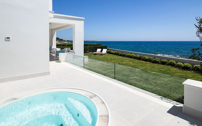 Mariposa - Fontane Bianche, Sicilia: Wasser, Himmel, Eigentum, Gebäude, Azurblau, Pflanze, Schwimmbad, Schatten, Freizeit, Aqua