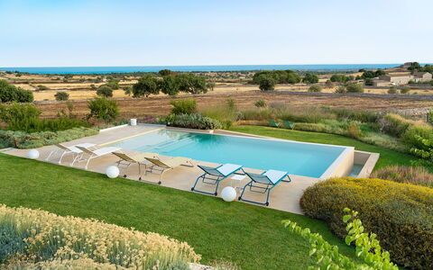 Splendida - Modica, Sicilia: Pflanze, Himmel, Gebäude, Wasser, Schwimmbad, Azurblau, Baum, Natürliche Landschaft, Grundstueck, Rechteck