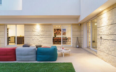 Splendida - Modica, Sicilia: Eigentum, Möbel, Couch, Studio Couch, Wohnzimmer, Regal, Flooring, Fussboden, Regale, Komfort