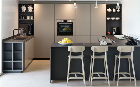 Splendida - Modica, Sicilia: Möbel, Tabelle, Cabinetry, Interior Design, Stuhl, Flooring, Fussboden, Küche, Wand, Regale