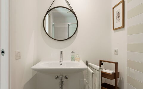 Splendida - Modica, Sicilia: Spiegel, Zapfhahn, Bad Sink, Sinken, Eigentum, Armatur, Badezimmer, Holz, Gebäude, Grundeigentum