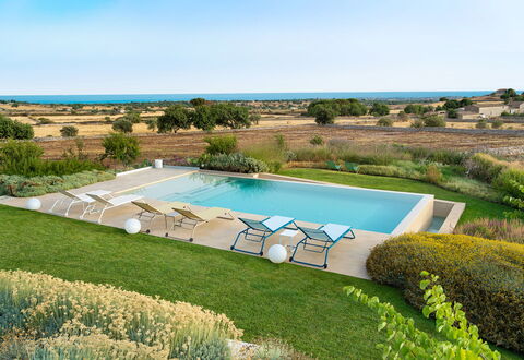 Splendida - Modica, Sicilia: Pflanze, Himmel, Gebäude, Wasser, Schwimmbad, Azurblau, Baum, Natürliche Landschaft, Grundstueck, Rechteck