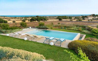 Splendida - Modica, Sicilia: Pflanze, Himmel, Gebäude, Wasser, Schwimmbad, Azurblau, Baum, Natürliche Landschaft, Grundstueck, Rechteck