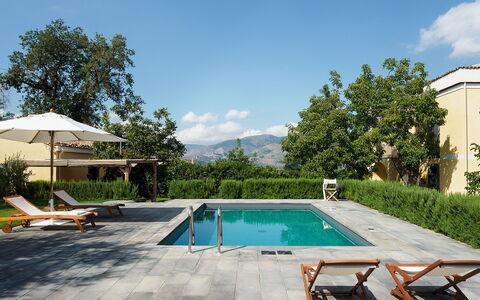 Villa Tranquilla - Randazzo, Sicilia: Wasser, Pflanze, Himmel, Wolke, Eigentum, Schwimmbad, Azurblau, Baum, Schatten, Gras