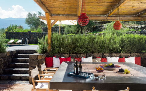 Villa Tranquilla - Randazzo, Sicilia: Tabelle, Möbel, Pflanze, Stuhl, Gartenmöbel, Tisch Im Freien, Baum, Wolke, Schatten, Geschirr