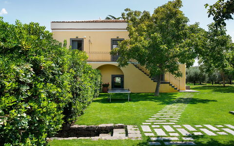 Villa Tranquilla - Randazzo, Sicilia: Pflanze, Eigentum, Gebäude, Himmel, Fenster, Grün, Baum, Grundstueck, Vegetation, Gras