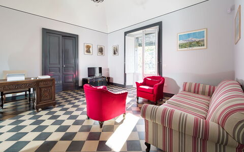 Villa Tranquilla - Randazzo, Sicilia: Möbel, Eigentum, Tabelle, Bilderrahmen, Holz, Komfort, Wohnzimmer, Dekoration, Flooring, Interior Design