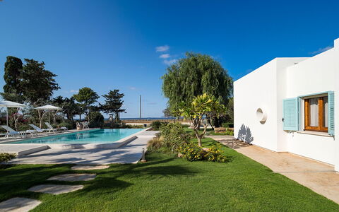 Villa Chiara - Paceco, Sicilia: Himmel, Pflanze, Wasser, Baum, Gebäude, Fenster, Gras, Landschaft, Urban Design, Freizeit
