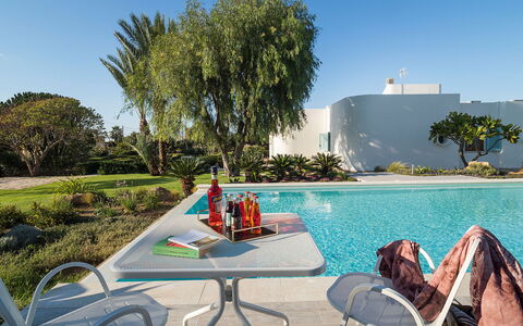 Villa Chiara - Paceco, Sicilia: Wasser, Pflanze, Himmel, Möbel, Schwimmbad, Gartenmöbel, Tabelle, Baum, Freizeit, Sonnenliege