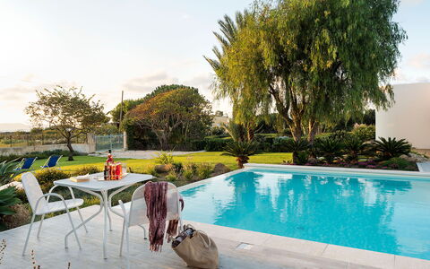 Villa Chiara - Paceco, Sicilia: Wasser, Pflanze, Himmel, Schwimmbad, Baum, Gras, Freizeit, Gebäude, Landschaft, Wohngebiet