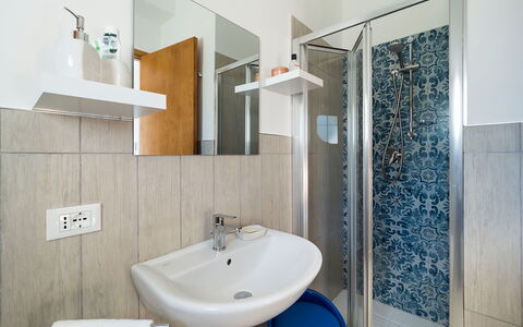 Villa Chiara - Paceco, Sicilia: Spiegel, Braun, Zapfhahn, Armatur, Sinken, Eigentum, Bad Sink, Badezimmer, Lila, Interior Design