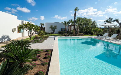 Villa Chiara - Paceco, Sicilia: Wasser, Wolke, Himmel, Pflanze, Schwimmbad, Azurblau, Baum, Arecales, Wohngebiet, Freizeit