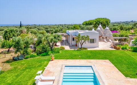 Villa Del Capitolo Con Trullo: Himmel, Pflanze, Eigentum, Gebäude, Natur, Azurblau, Baum, Die Architektur, Gras, Wasser