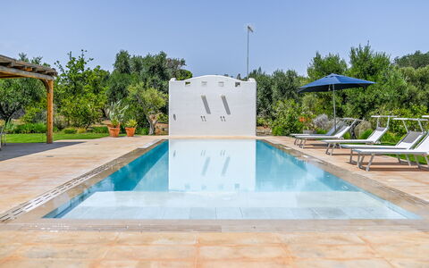 Villa Del Capitolo Con Trullo: Wasser, Himmel, Schwimmbad, Pflanze, Baum, Gebäude, Schatten, Verbundwerkstoff, Freizeit, Landschaft