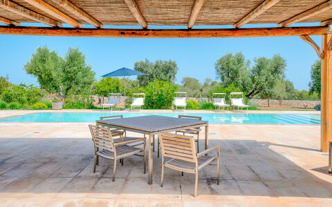 Villa Del Capitolo Con Trullo: Tabelle, Möbel, Pflanze, Stuhl, Schatten, Interior Design, Himmel, Schwimmbad, Gartenmöbel, Gebäude