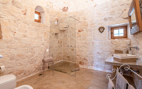 Villa Del Capitolo Con Trullo: Eigentum, Armatur, Interior Design, Holz, Gebäude, Backstein, Flooring, Fussboden, Badezimmer, Grundeigentum