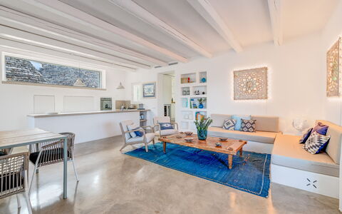 Villa Del Capitolo Con Trullo: Tabelle, Zimmerpflanze, Gebäude, Blumentopf, Pflanze, Bilderrahmen, Die Architektur, Interior Design, Holz, Wohnzimmer