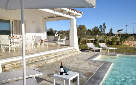 Villa Helios - Budoni, Sardegna: Wasser, Himmel, Möbel, Eigentum, Stuhl, Gartenmöbel, Pflanze, Schatten, Interior Design, Die Architektur