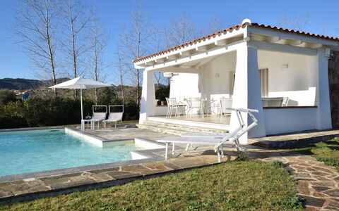 Villa Helios - Budoni, Sardegna: Wasser, Pflanze, Himmel, Schatten, Schwimmbad, Gartenmöbel, Wohngebiet, Verbundwerkstoff, Baum, Gras