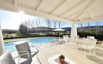 Villa Helios - Budoni, Sardegna: Wasser, Himmel, Pflanze, Eigentum, Möbel, Tabelle, Stuhl, Schwimmbad, Schatten, Fenster