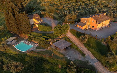 Villa Botinaccio: Wasservorräte, Wasser, Gebäude, Natürliche Landschaft, Pflanze, Grundstueck, Urban Design, Biome, Haus, Landschaft