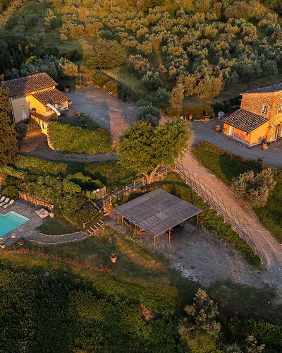 Villa Botinaccio: Wasservorräte, Wasser, Gebäude, Natürliche Landschaft, Pflanze, Grundstueck, Urban Design, Biome, Haus, Landschaft