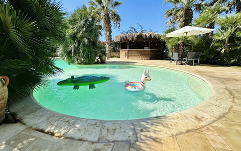 Villa Rosarno: Wasser, Azurblau, Baum, Pflanze, Himmel, Schwimmbad, Schatten, Arecales, Freizeit, Aqua