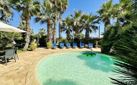 Villa Rosarno: Wasser, Pflanze, Möbel, Schwimmbad, Azurblau, Himmel, Baum, Gartenmöbel, Strandresort, Stuhl