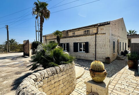 Villa Rosarno: Himmel, Pflanze, Fenster, Baum, Biome, Landschaft, Skulptur, Kunst, Gras