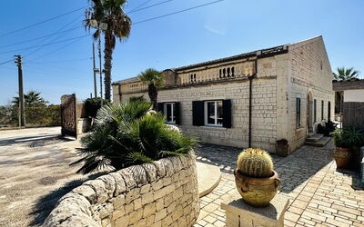Villa Rosarno: Himmel, Pflanze, Fenster, Baum, Biome, Landschaft, Skulptur, Kunst, Gras