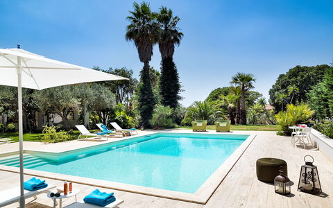 Casa Fiore - Salemi, Sicilia: Wasser, Himmel, Pflanze, Eigentum, Schwimmbad, Azurblau, Baum, Gartenmöbel, Schatten, Freizeit