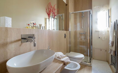 Casa Fiore - Salemi, Sicilia: Braun, Zapfhahn, Spiegel, Armatur, Sinken, Eigentum, Bad Sink, Badezimmer, Holz, Die Architektur