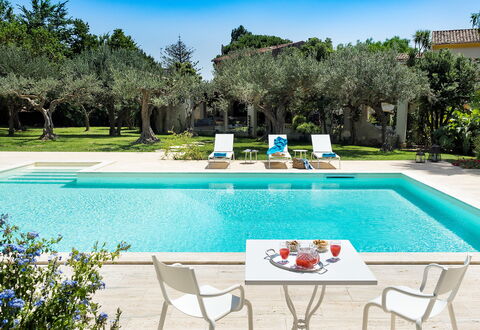 Casa Fiore - Salemi, Sicilia: Wasser, Pflanze, Möbel, Eigentum, Schwimmbad, Himmel, Grün, Azurblau, Rechteck, Baum