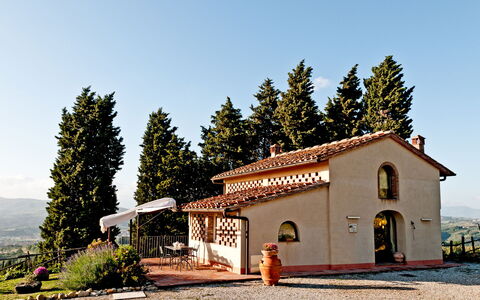 Cottage Botinaccio: Himmel, Pflanze, Gebäude, Baum, Tür, Fenster, Hütte, Freizeit, Fassade, Landschaft