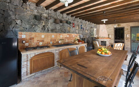 Oasi Verde - Santa Maria La Stella, Sicilia: Tabelle, Möbel, Eigentum, Couch, Holz, Interior Design, Stuhl, Wohnzimmer, Zimmerpflanze, Fussboden