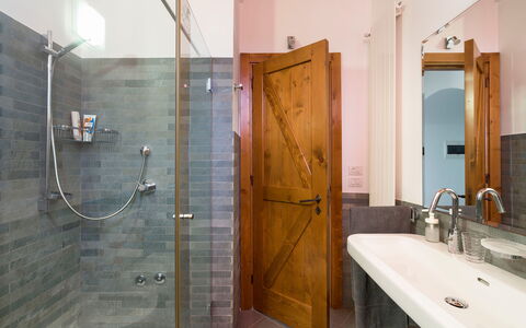 Oasi Verde - Santa Maria La Stella, Sicilia: Armatur, Spiegel, Zapfhahn, Eigentum, Sinken, Duschtür, Duschkopf, Dusche, Gebäude, Badezimmer