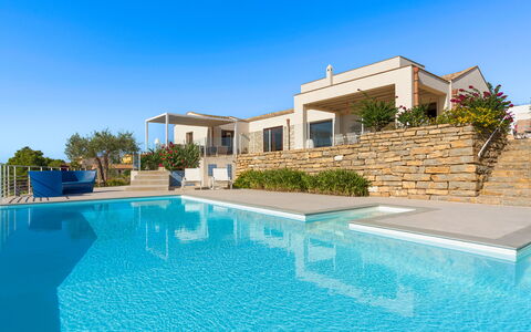 Mirabilia - Tangi, Sicilia: Wasser, Himmel, Eigentum, Pflanze, Gebäude, Azurblau, Schwimmbad, Freizeit, Grundeigentum, Verbundwerkstoff