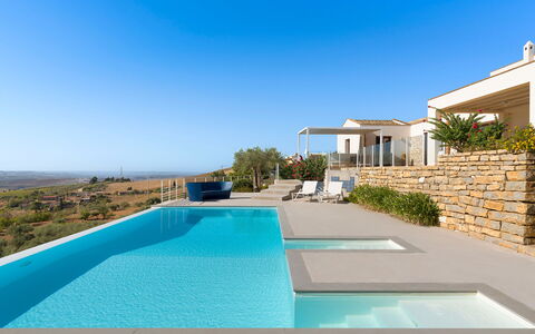 Mirabilia - Tangi, Sicilia: Himmel, Wasser, Gebäude, Pflanze, Schwimmbad, Azurblau, Schatten, Gartenmöbel, Strandresort, Freizeit