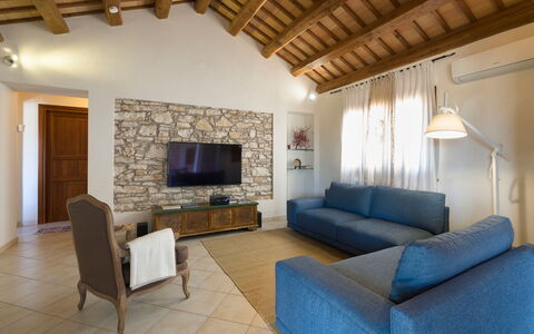 Mirabilia - Tangi, Sicilia: Möbel, Eigentum, Couch, Komfort, Gebäude, Holz, Wohnzimmer, Interior Design, Tabelle, Flooring