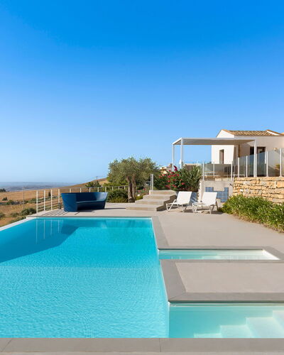 Mirabilia - Tangi, Sicilia: Himmel, Wasser, Gebäude, Pflanze, Schwimmbad, Azurblau, Schatten, Gartenmöbel, Strandresort, Freizeit